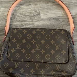 NOT AUTHENTIC!! Louis Vitton replica